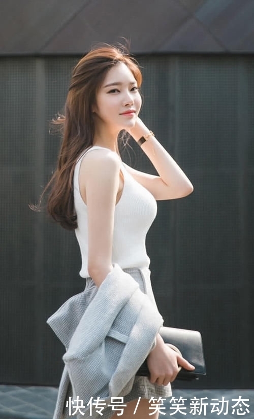 搭配|气质小姐姐白色棉质背心,搭配灰色短版热裤,尽显都市丽人魅力