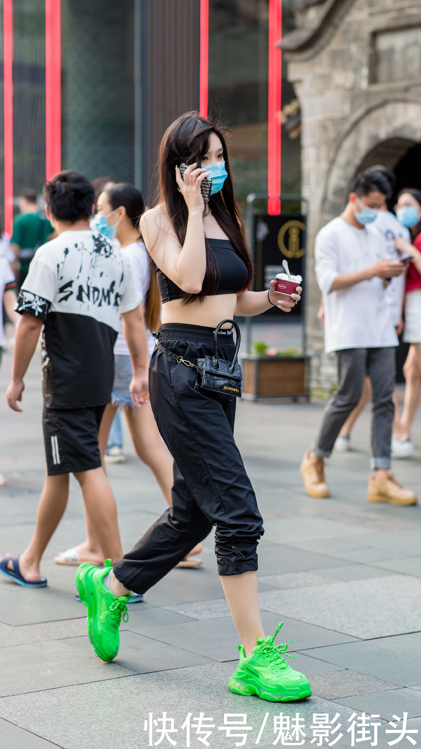 要想生活过得去，就要添加一点绿，这些美女的绿色搭配潮范十足