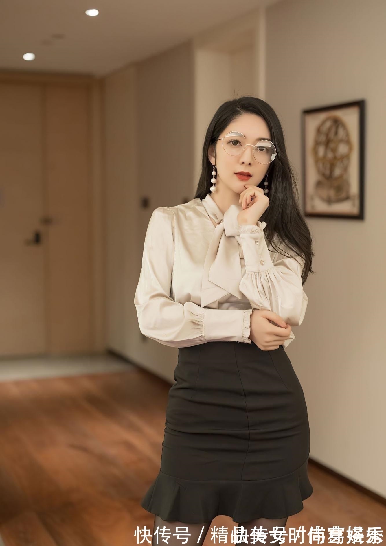 杏色 杏色衬衫搭配黑色高腰半身裙,优雅大方,温婉甜美