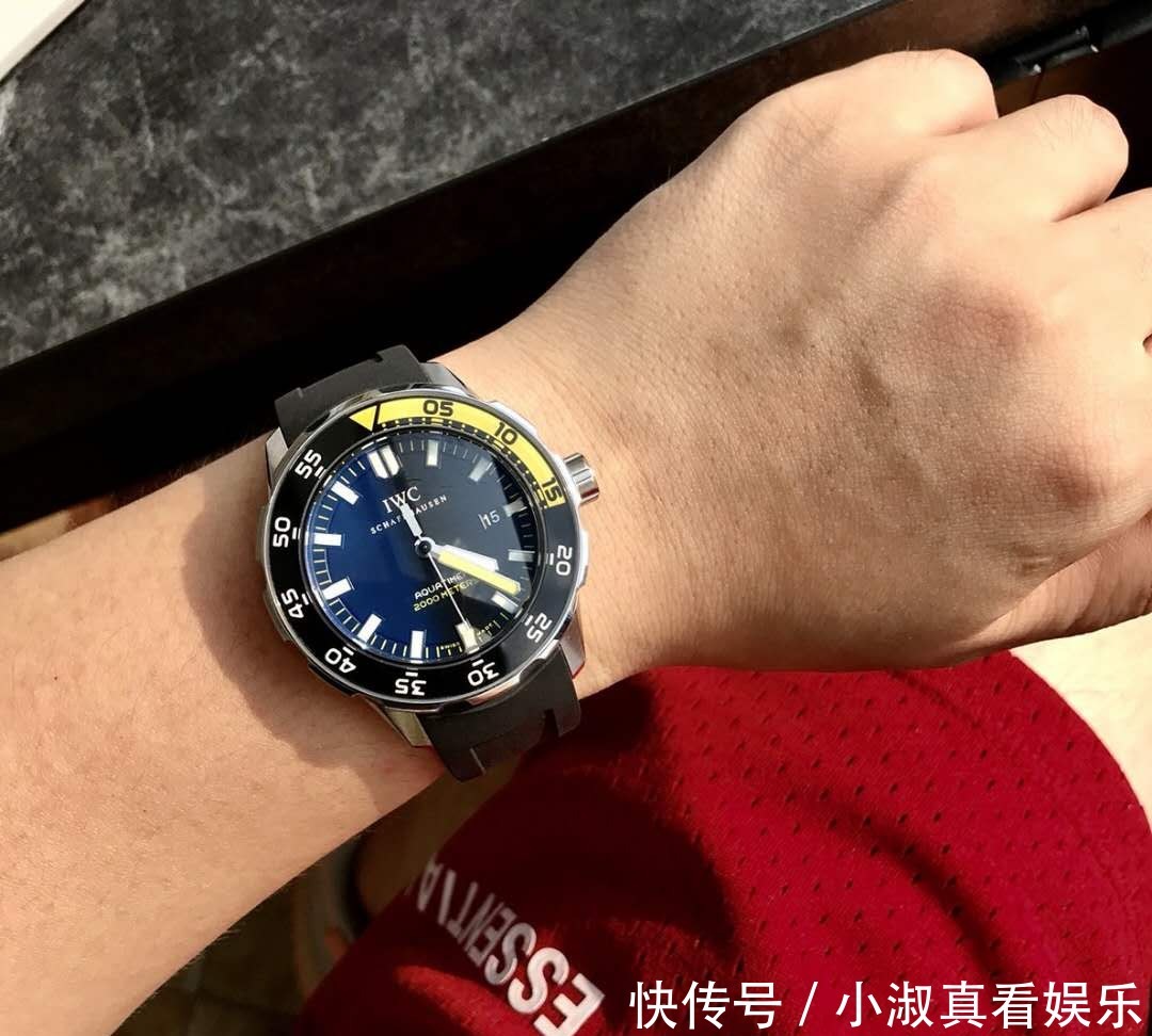 潜水表|从三万到十万,夜光超毒的三款潜水表,晚上散步遛狗超吸睛