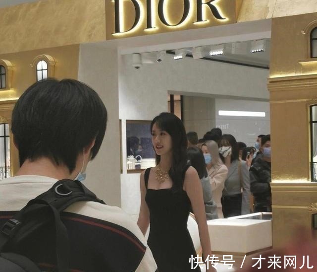 接连登上热搜,袁冰妍生图被夸,成毅却被吐槽不如蔡徐坤!