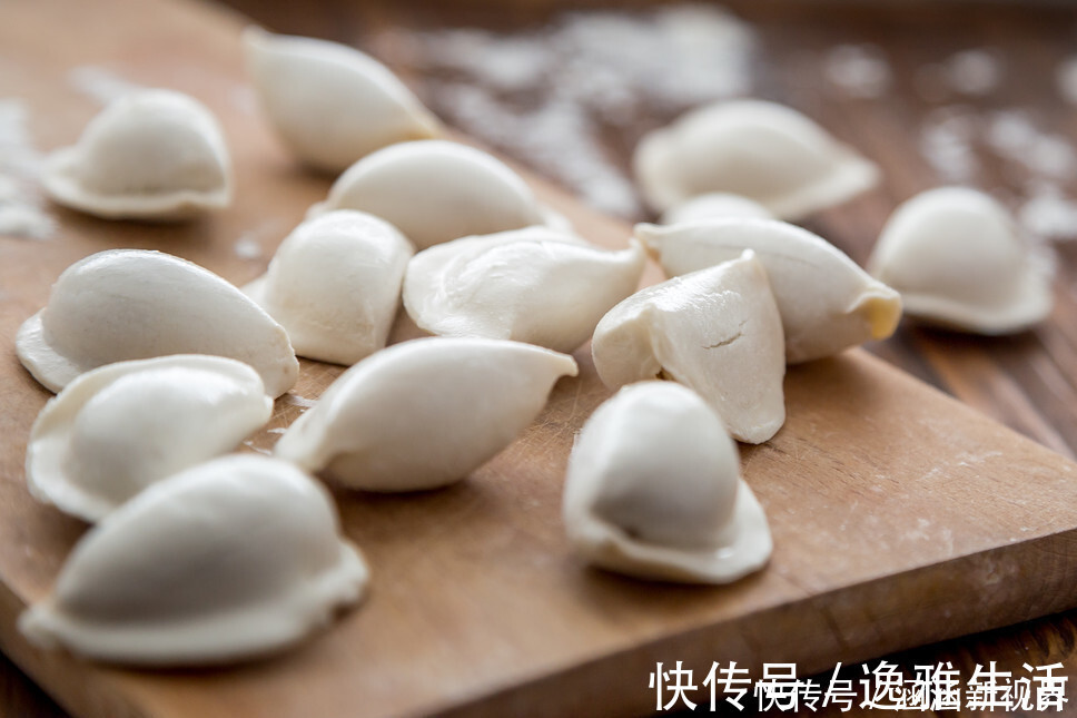 冻饺子|保存饺子，不能直接放冰箱，教你一招，饺子不粘不破，还很新鲜