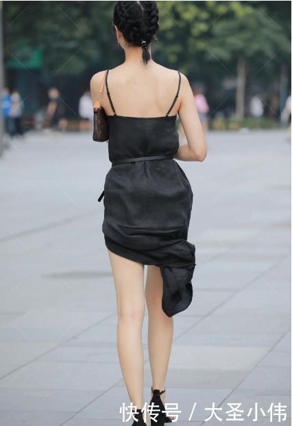 美女街拍小姐姐穿黑色吊带开叉裙,搭配墨镜尽显摩登女郎气息