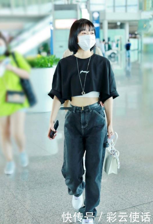 段奥娟瘦了之后穿衣服太好看了吧!白色T恤配条纹衬衫,明艳动人