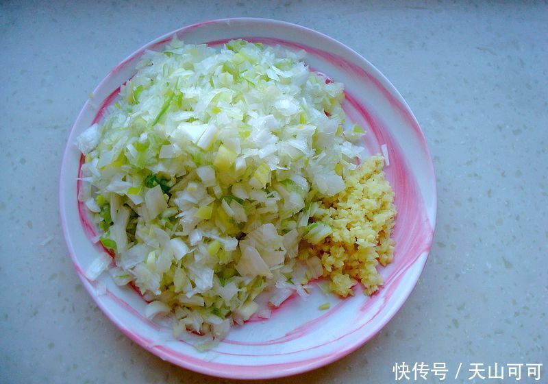  原汁原味|看新疆人冬至吃什么馅饺子？比韭菜开胃，比芹菜汁多，太滋补