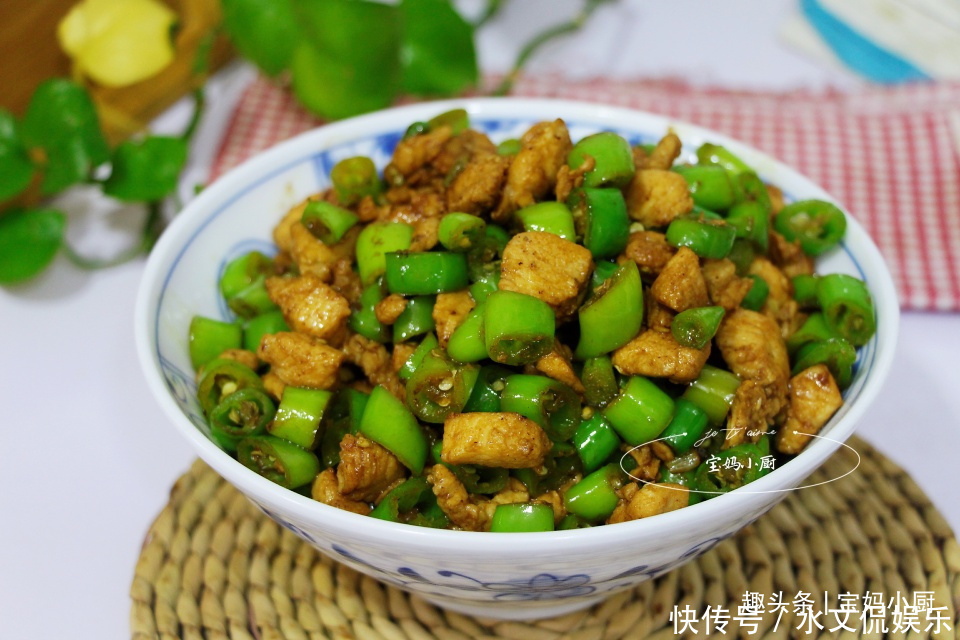  鸡胸肉|晚餐，宝爸做了拿手菜，鸡胸肉多一步，香又嫩，给猪肉都不换