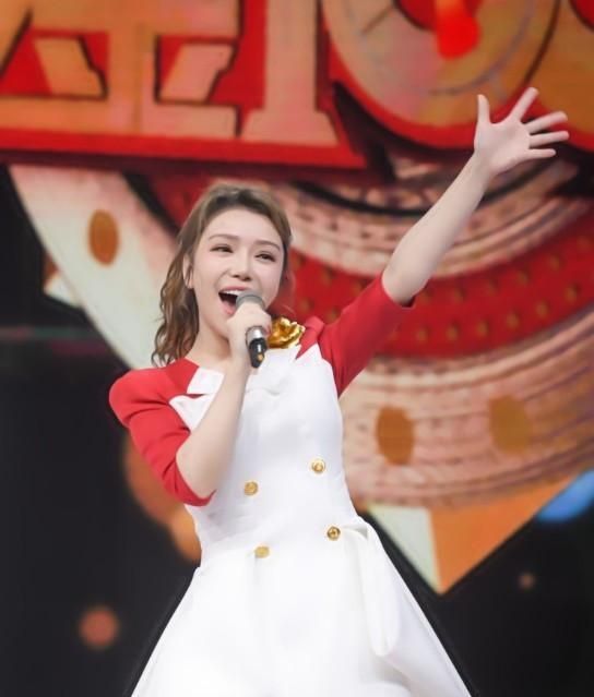 选手 央视当家花旦维妮娜:真心为选手着想的主持人