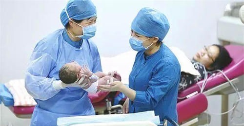 心理准备|生完小孩后,医生如果再次把手伸进产道,可能是在救产妇