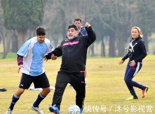 阿根廷|阿根廷足球之神馬拉多納90后小女友比女兒還小3歲陪踢球?qū)檺蹅渲?
onload=