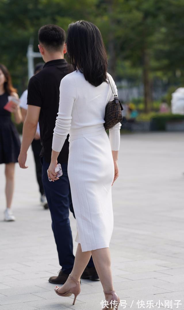 女性 这位女士穿着一件能使女性有气质的衣服，让人感受到了清新的气息