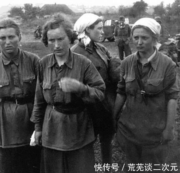 雨天|历史上过目难忘瞬间:雨天偷牛的日军,给德国战俘发烟的红军,图9杀人诛心