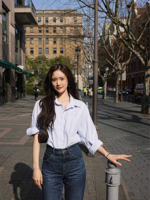 减龄|3、40岁这样穿“贼”好看,针织开衫搭配牛仔阔腿裤,清爽又减龄