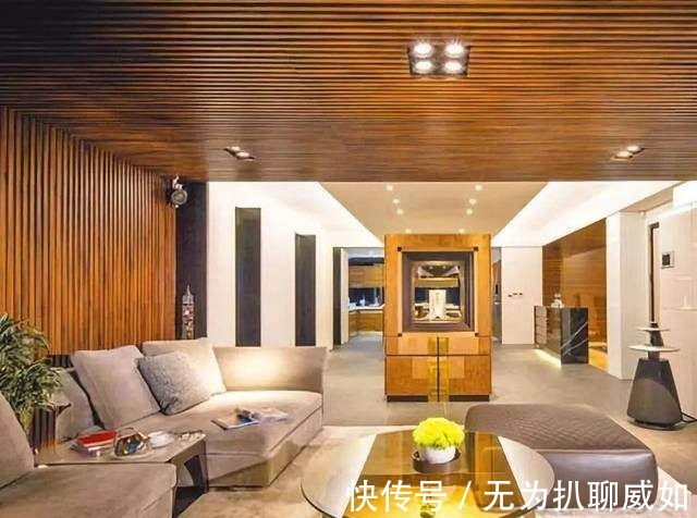 从2米高台摔落仍坚持录节目，这么卖命是敬业，还是为还风流债？