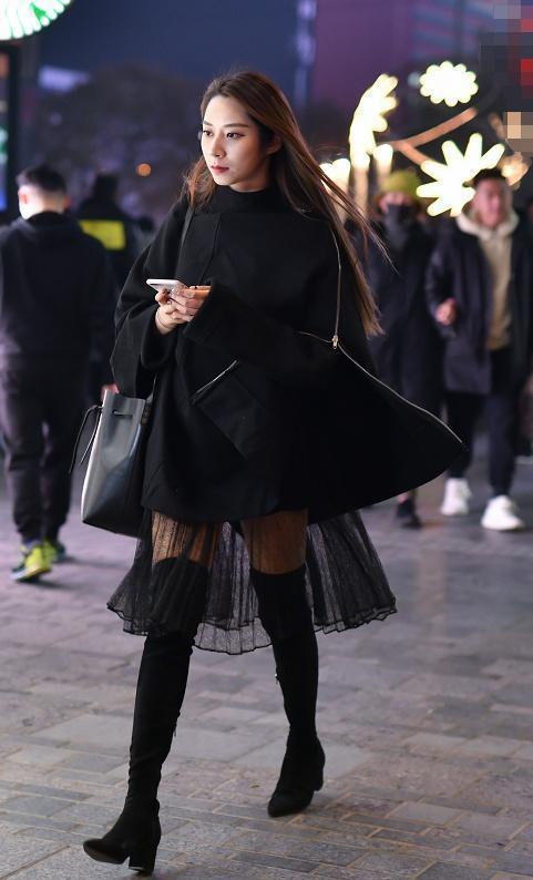 波点|街拍:长发披肩的小姐姐,身穿波点元素的吊带裙,看起来很可爱又阳光