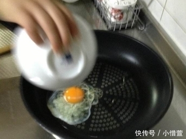 烹饪方法|煎荷包蛋别傻傻只倒油多加这样“东西”，荷包蛋又圆又嫩不粘锅