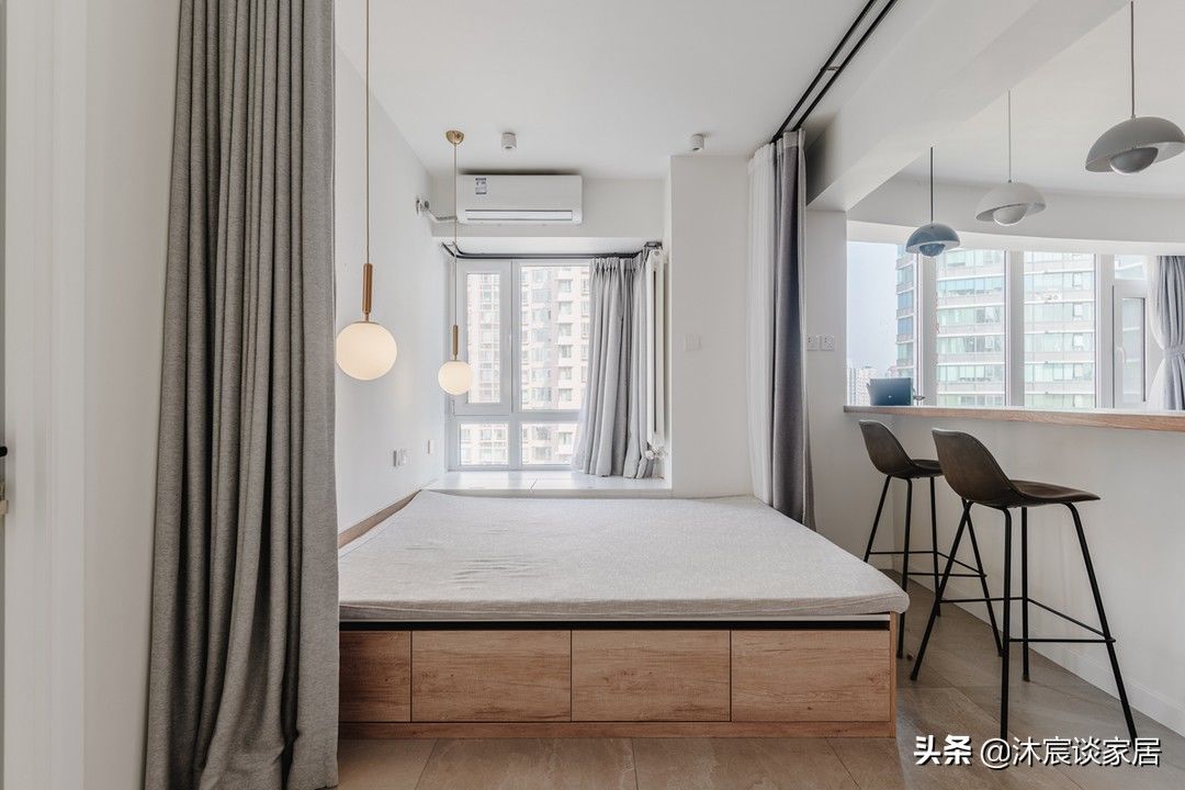 卧室|她家看着平淡，但简洁清爽，用窗帘隔出一间卧室，温馨且幸福