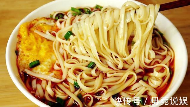 早晨就爱这样做面条，酸辣开胃，营养美味，5分钟搞定全家人早餐