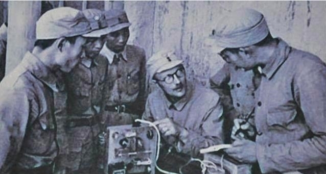 我军|红军抓个俘虏,却帮我军连胜35仗打垮20万敌军,55岁成中将