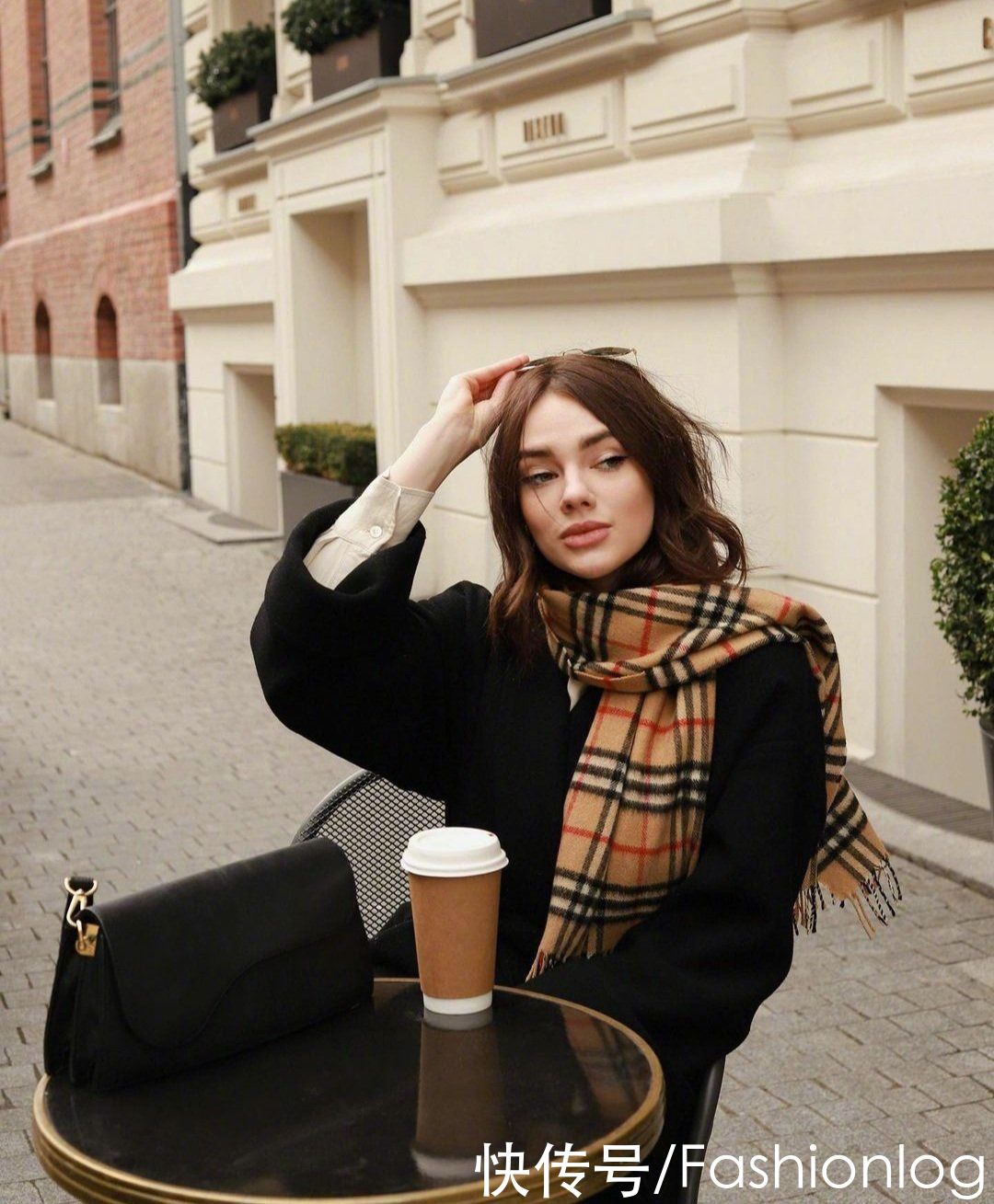 秋冬季节愁搭配？没关系，这些复古风美造型，端庄优雅又时尚