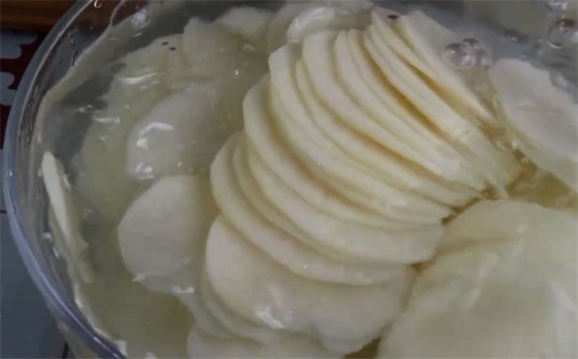 土豆片最好吃的做法，这样做麻辣过瘾，越吃越香，做法超简单