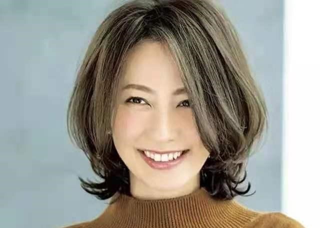 减龄感 发型不对颜值报废!五十岁女人记住三个减龄公式,显年轻又有气质