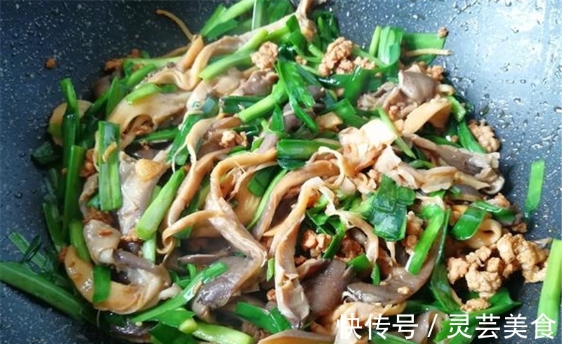 平菇|韭菜平菇一起炒,家常美味,好吃很下饭,根本吃不够