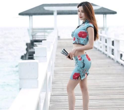 美女 模特身材的美女短裙秀出大长腿,旗袍太迷人,尽显性感身段