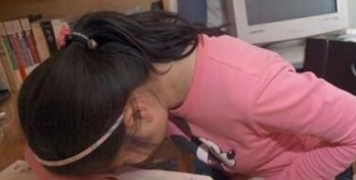 膝盖|当女性下半身出现3个“异常”时,别不承认,你已经衰老了!