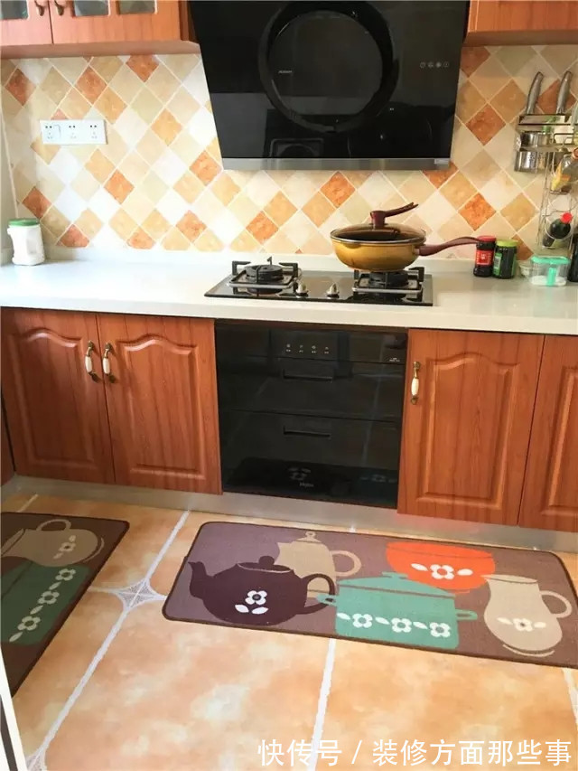 现代风|106平现代风三居室,横木吊顶的走廊将休闲的乡村风味带到室内