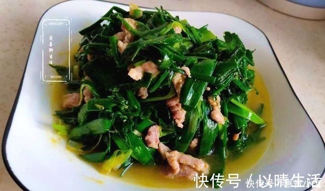 这样做的蒜苗炒肉丝，蒜苗鲜嫩翠绿，肉丝嫩滑美味，因多加这两步