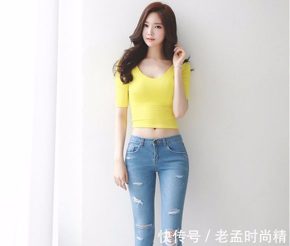 牛仔裤 街拍:牛仔裤小姐姐的穿着复古感十足!