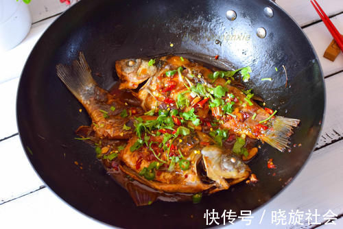 鲫鱼|跟一位大排档的师傅学来的烧法,这里的调料,肉嫩味香,太好吃了