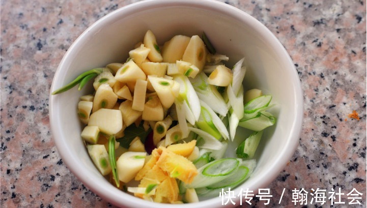 色泽|鲜嫩好吃的红焖大虾，色泽亮丽，鲜嫩微甜，大人小孩都爱吃