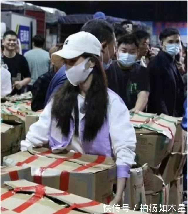 跑男团|Baby录节目接地气，凌晨四点现身菜市场搬运货物，身材纤细瘦小