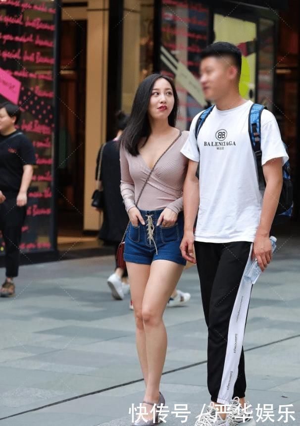 丝绸|美女把两条“丝绸”挂身上就当上衣,为了时髦真是“豁出去了”