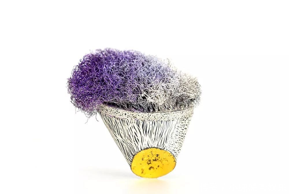 艺术|【艺术】她在珠宝上雕刻不败之花!生命在她的首饰中永生