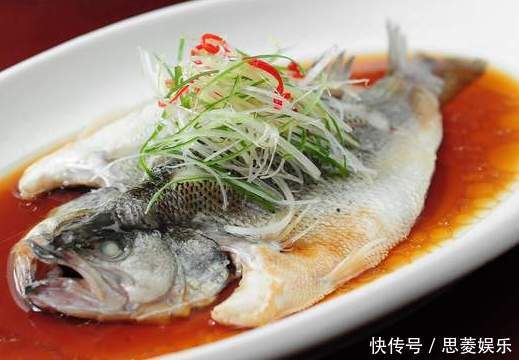 做清蒸鱼,放盐还是生抽都不放,教你正确做法,鱼肉鲜美滑嫩