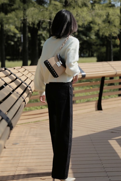 牛仔裤|人手一件的针织衫这样穿,保暖还高级,气质女神专属