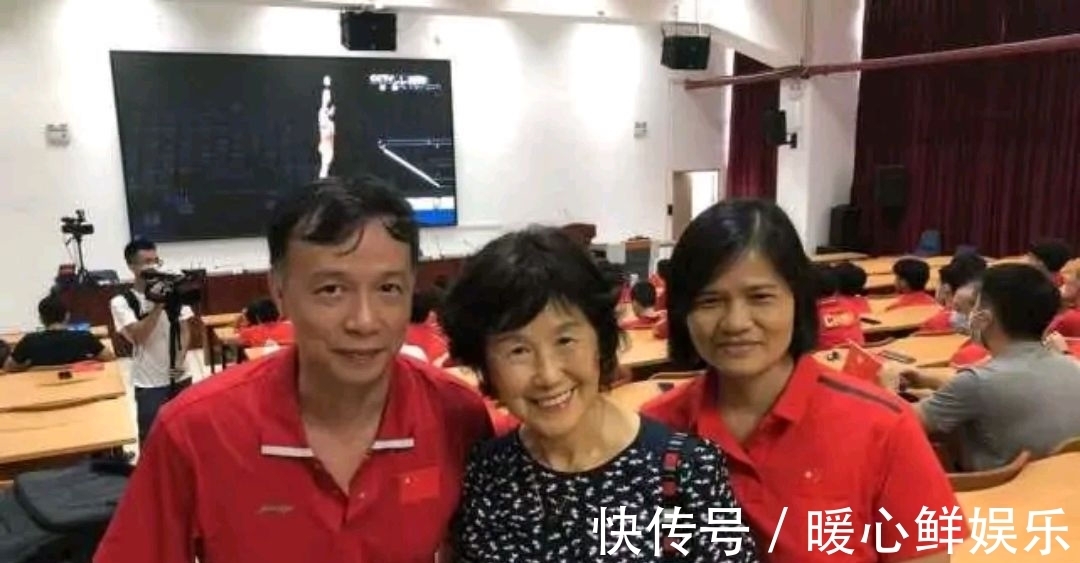 湛江|全红婵祖师母拿100多个跳水冠军！亲自到场为红姐祝贺：本事不小