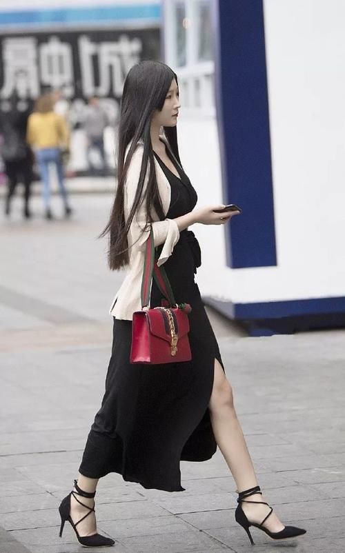 街拍：女生搭配高跟鞋，时尚魅力又优雅