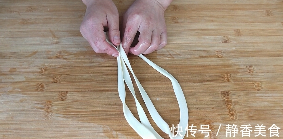 我家面条从来不买,教你秘制做法,筋道爽滑,1.5元面粉做一锅