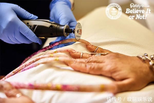 美国|美国女子剪掉全球最长指甲:长度超7米留了28年,网友评论亮了!