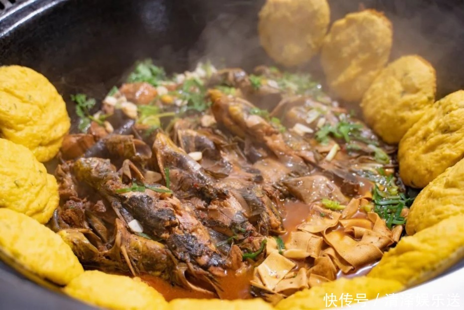  东北|东北铁锅炖鱼，肉质鲜嫩无比，常吃强身健体身体棒