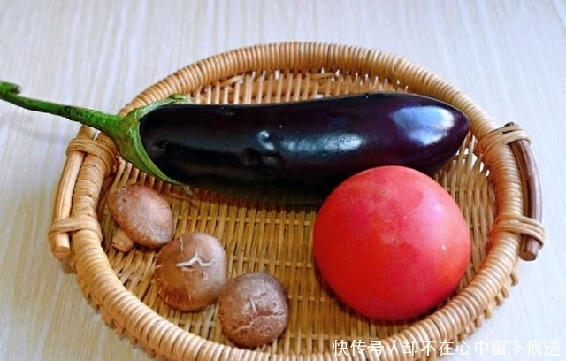 纯素菜搭配:西红柿香菇炒茄子!尝起来很棒!