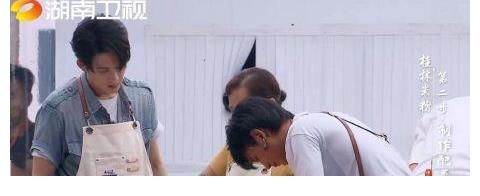 黄晓明|《中餐厅》明星做菜意外重重！厨房“鸡飞狗跳”，观众都捏一把汗