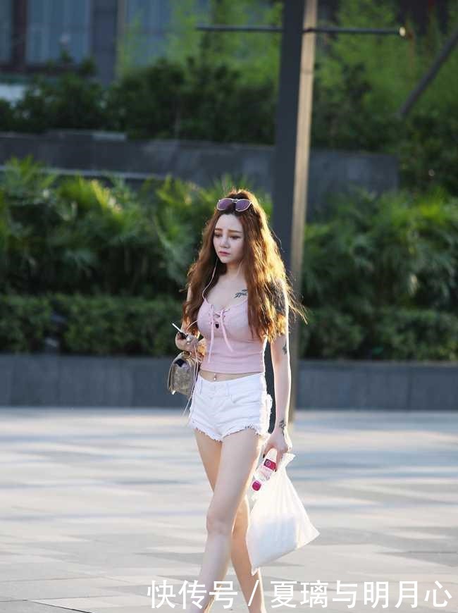 从头发就可以看得出,姑娘是“葬爱家族”成员!