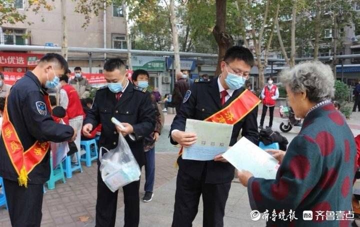 壹点公益课｜如何预防诈骗？大学生志愿者为老人们一对一授课