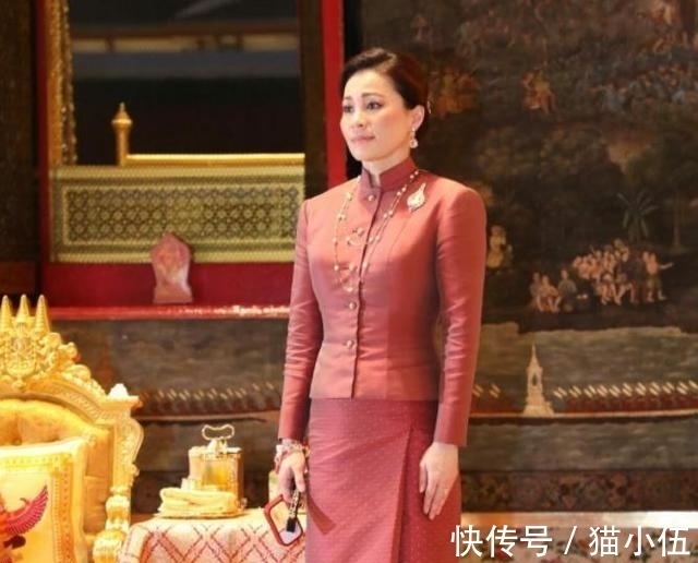 苏提达$泰王重视44岁苏提达,“深情对望”好甜蜜,暂时忽视诗妮娜贵妃