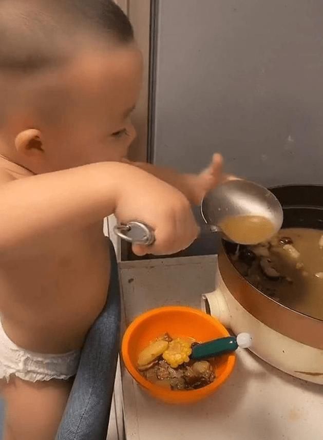 妈妈|吃货宝宝半夜跑厨房偷吃,被妈妈逮到还一脸淡定,惯犯无疑了