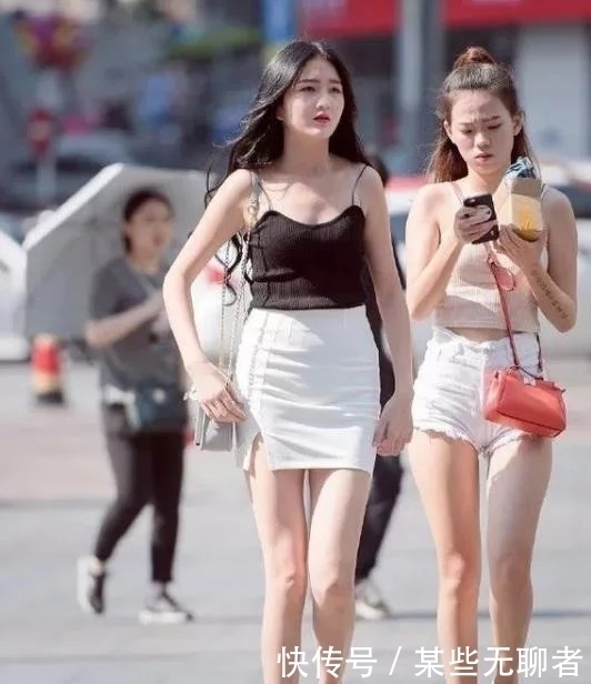 街拍:小姐姐身穿T恤配吊带连衣裙,显得气质优雅,清凉又舒适